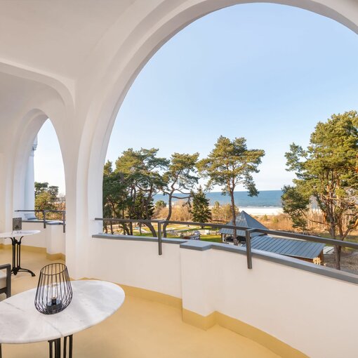 Balkon mit Stühlen und Meerblick