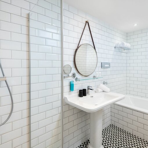 Badezimmer mit Waschbecken