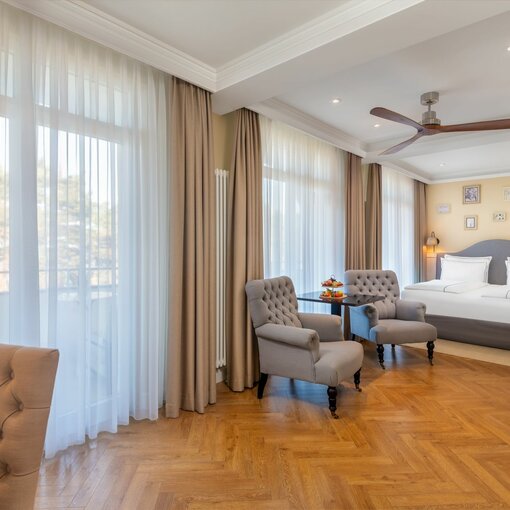 Apartment mit Stühlen, Bett und Meerblick