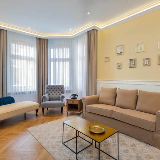 Wohnzimmer mit Couch, Tisch & Stühlen