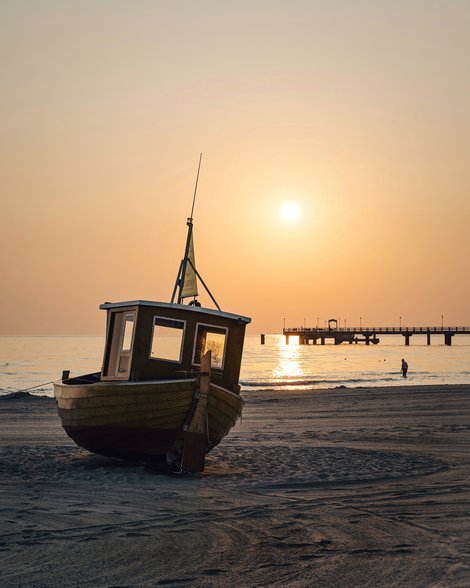 Ahlbeck Boot am Strand bei Sonnenuntergang | © Konrad Langer