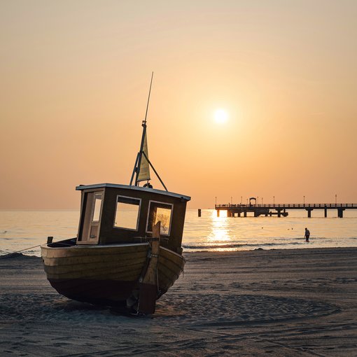 Ahlbeck Boot am Strand bei Sonnenuntergang | © Konrad Langer