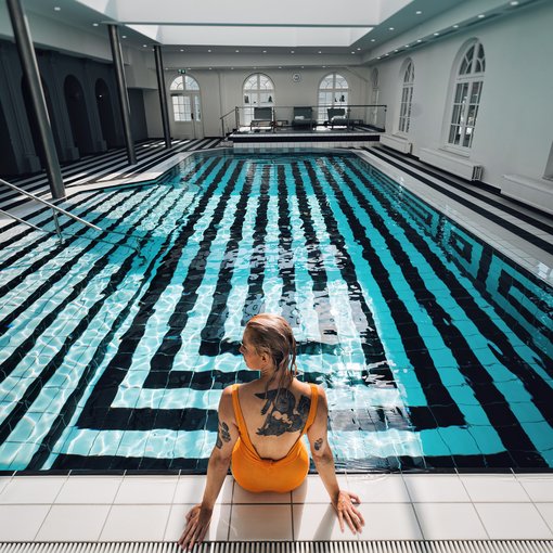 Strandhotel Ahlbeck Wellness Frau am Pool | © Konrad Langer