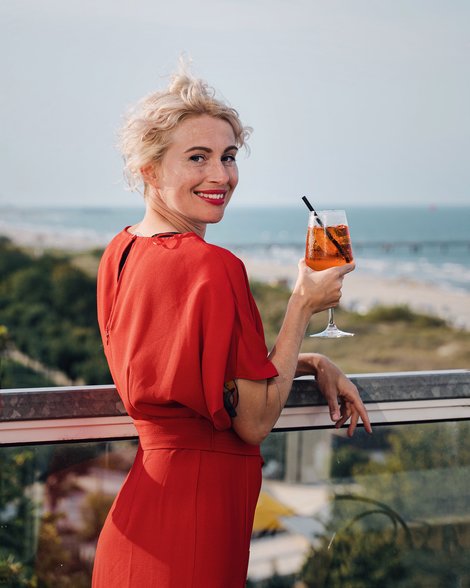 Prime Restaurant Ahlbeck Frau mit Drink | © Konrad Langer