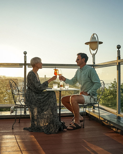 Prime Restaurant Ahlbeck Paar stößt auf Dachterrasse an