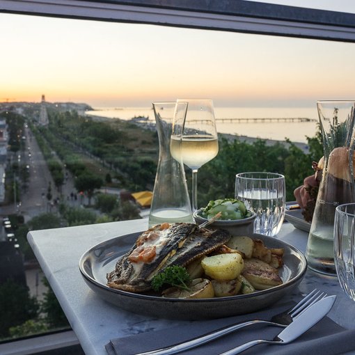Prime Restaurant Ahlbeck Abendessen Fisch auf der Dachterrasse | © Liz Bernatzek