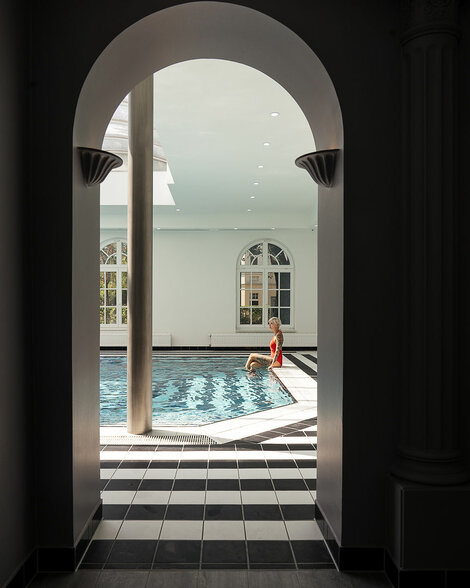 Strandhotel Ahlbeck Wellness Frau am Pool