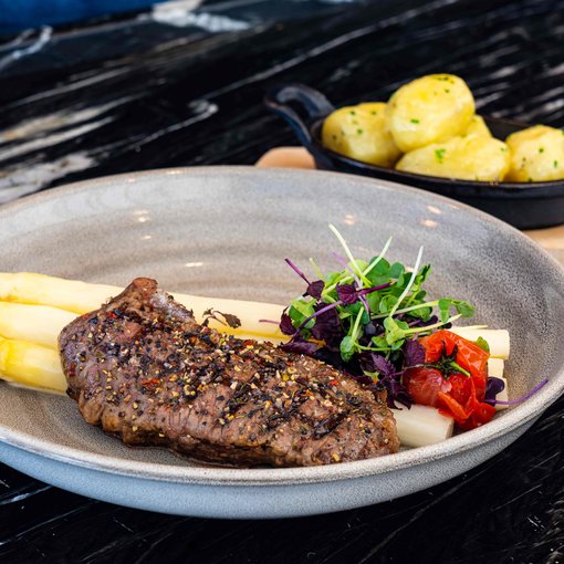 PRIME Restaurant Ahlbeck Gegrilltes Roastbeef auf frischem Spargel an Butterkartoffeln