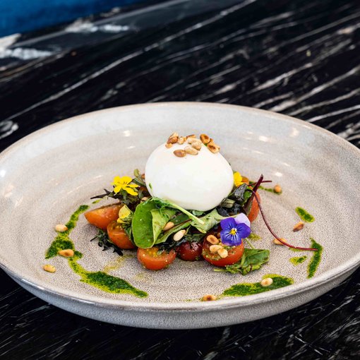 PRIME Restaurant Ahlbeck Italienische Burrata auf geschmolzenen Kirschtomaten mit Pesto