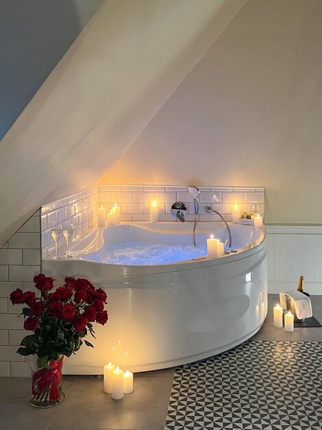 Whirlwanne mit Kerzen und Rosen