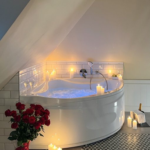whirlpool tub with candles and roses