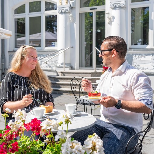 Two guests enjoying coffee and cake at Strandhotel Ahlbeck Strandcafé