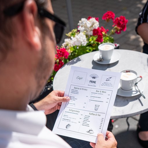 A guest looking at the menu of Strandhotel Ahlbeck Café and Bar